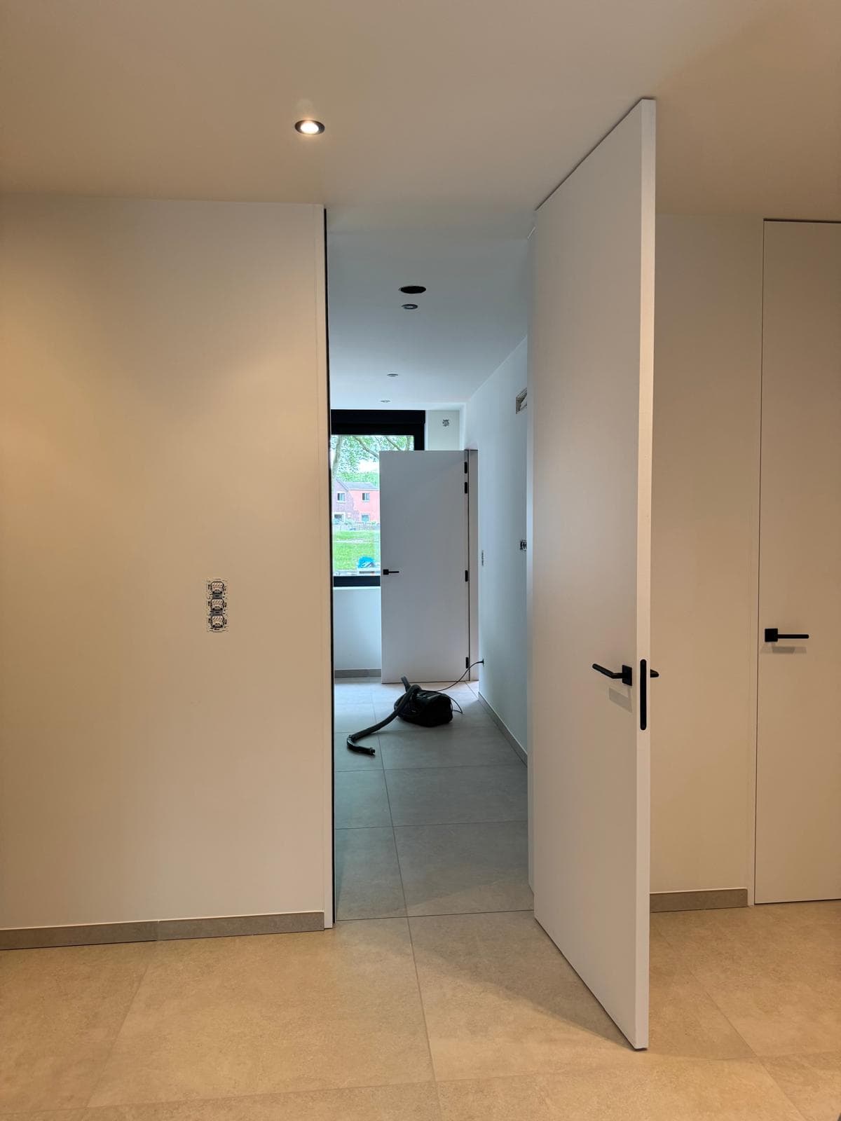 Kamerhoge binnendeuren en steellook glasdeur — detail 3