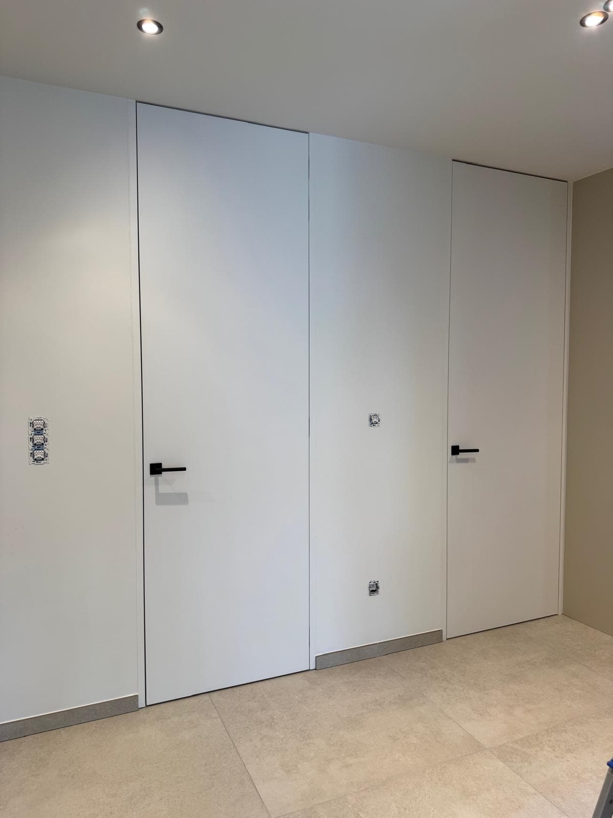 Kamerhoge binnendeuren en steellook glasdeur — detail 2