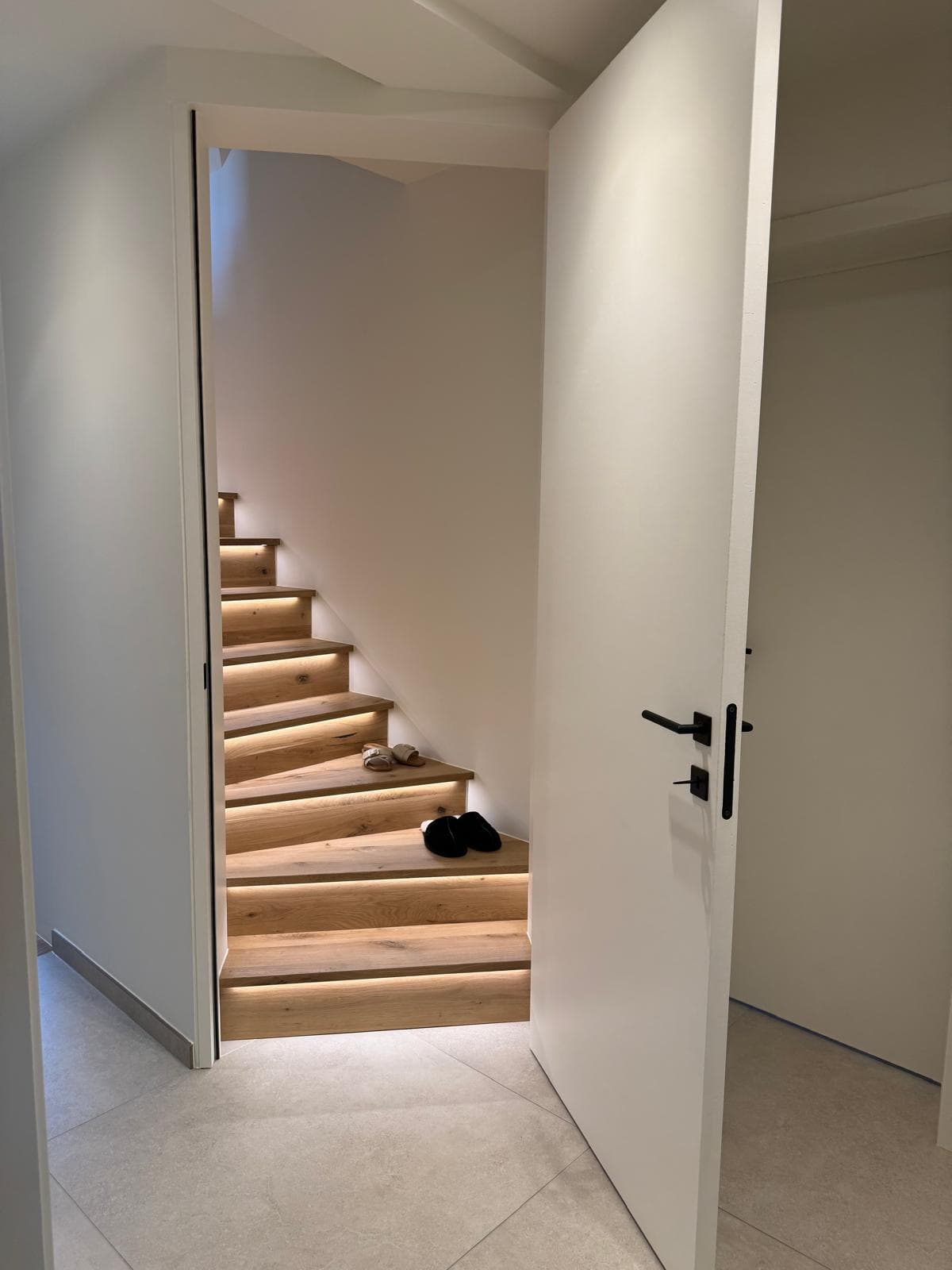 Eiken trapbekleding met ledverlichting — detail 4